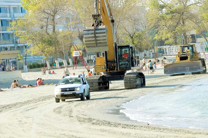 
    Pe plaja din staţiunea Mamaia  se lucrează la foc automat.  Buldozerele şi excavatoarele  s-au apucat de reamenajarea zoneiFoto: Mihai Ionescu  