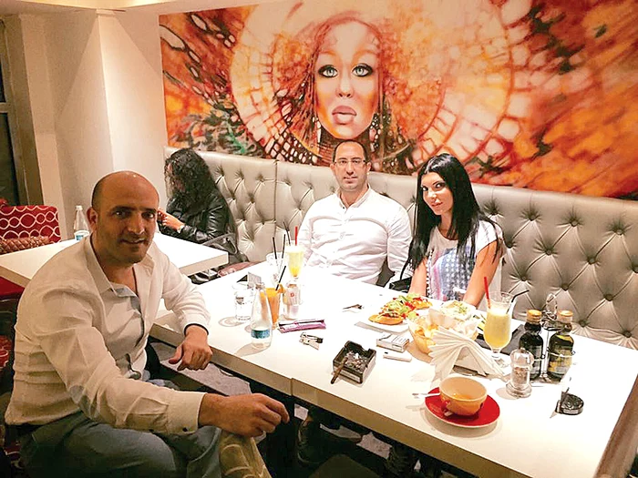 Ei sunt bărbaţii care  s-au ocupat, în Turcia, de  corpul Andreei: Ensar  Duman (stânga) şi  chirurgul Hakan Gence