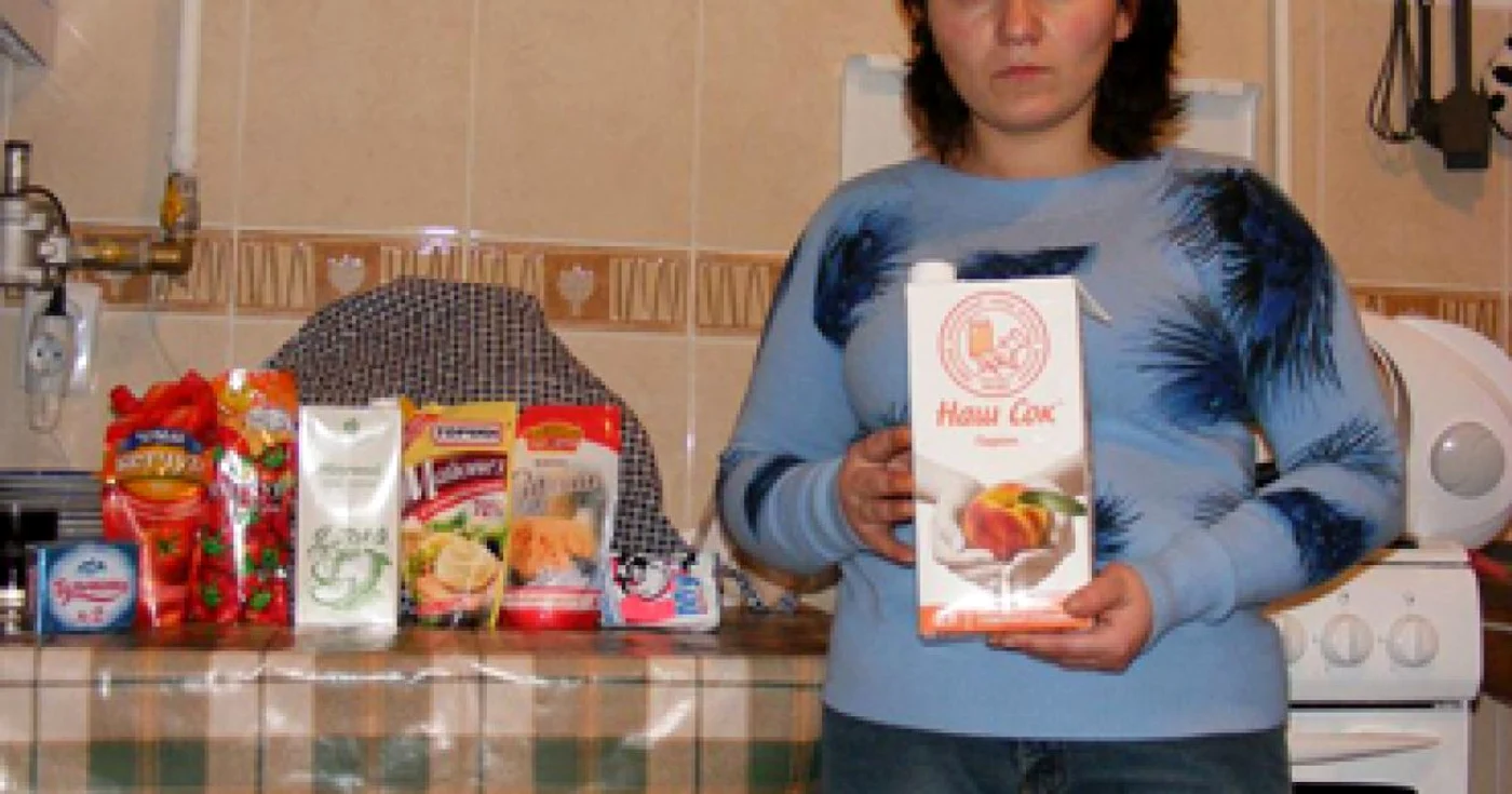 Pe masa Alinei Lichian sunt doar câteva dintre produsele cumpărate din Cernăuţi