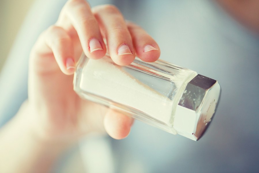 Patru semne că mănânci mult prea sărat. Momentul in care trebuie să ceri ajutorul medicului