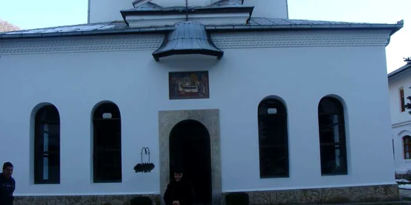 La Mănăstirea Tismana, intrarea în noul an va fi marcată printr-o slujbă