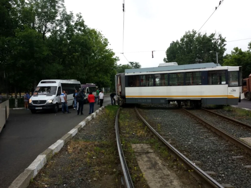 
    Tramvaiul s-a rupt în două (foto: realitatea.net)  