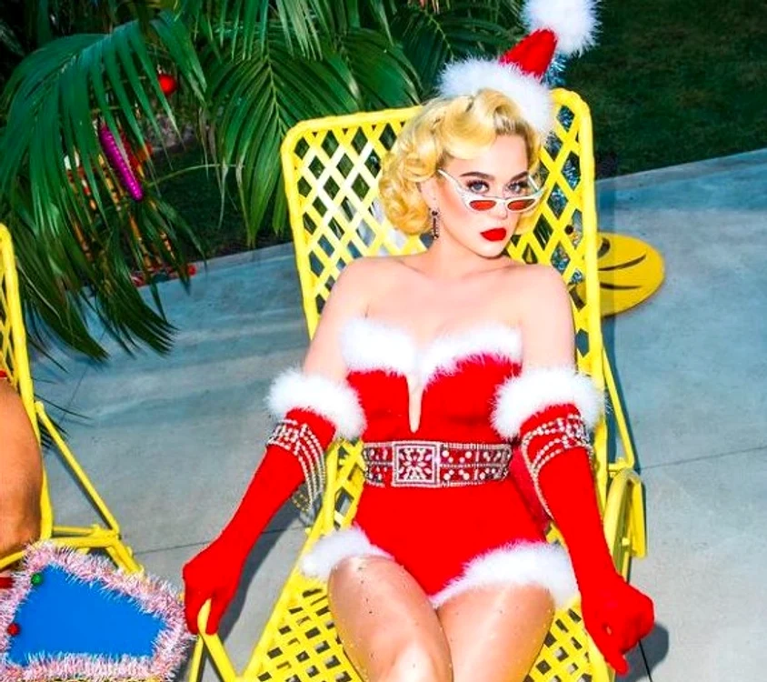 Katy Perry s-a pus la țol festiv de mare eleganță