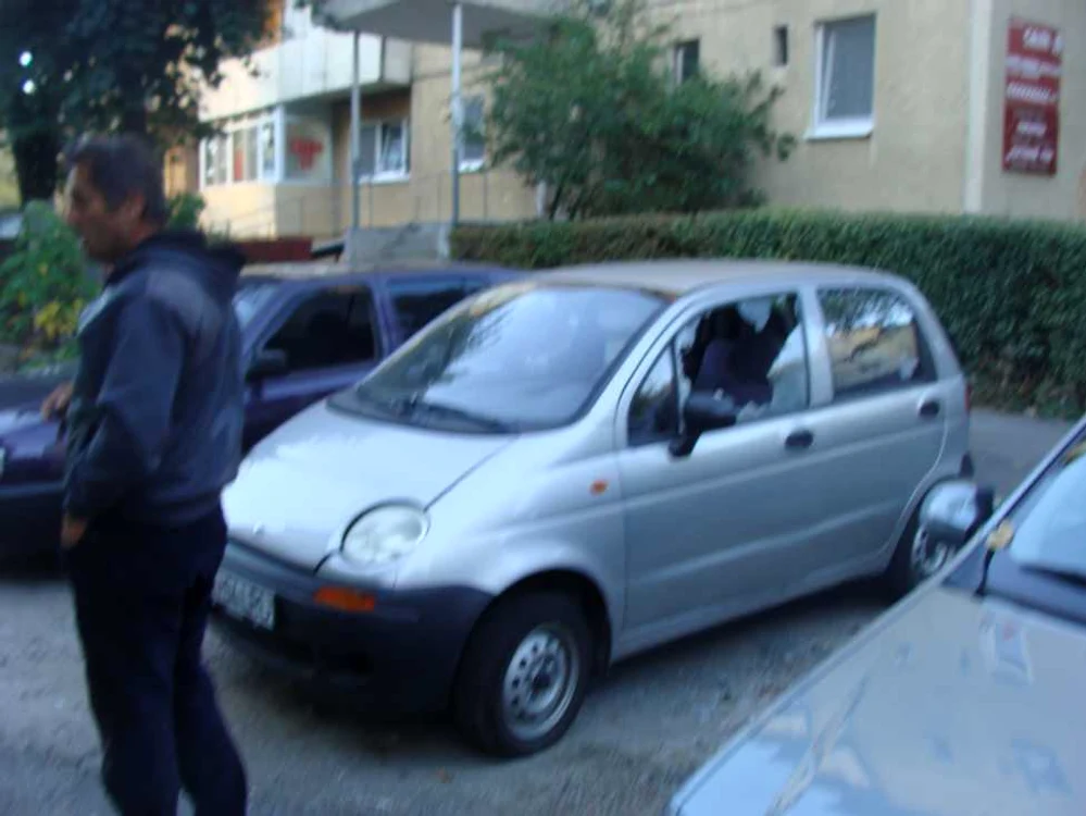 Un VW Golf si un Matiz vandalizate de hoţi, pe strada Dacia