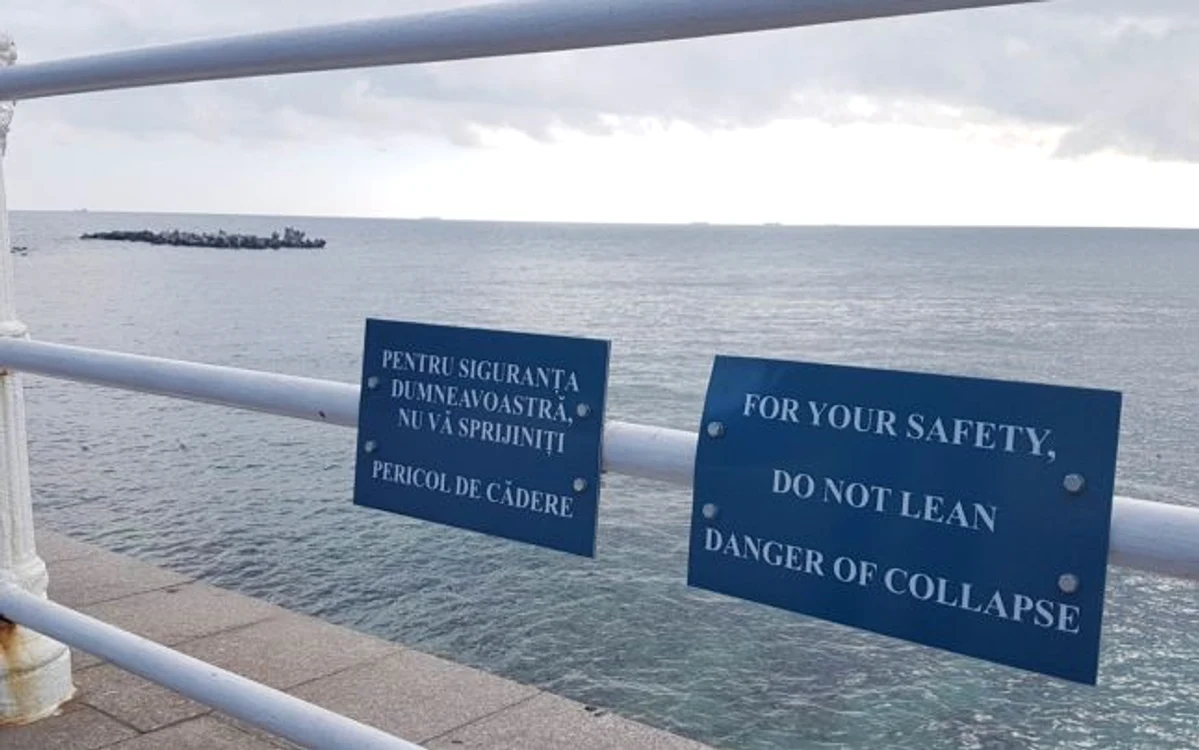 Turiştii sunt sfătuiţi să nu atingă balustrada reabilitată                     FOTO Călin Gavrilaş