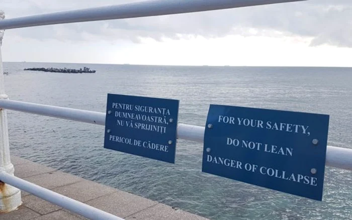 Turiştii sunt sfătuiţi să nu atingă balustrada reabilitată                     FOTO Călin Gavrilaş