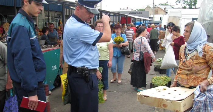 Comercianţii de ocazie au fost împrăştiaţi de oamenii legii