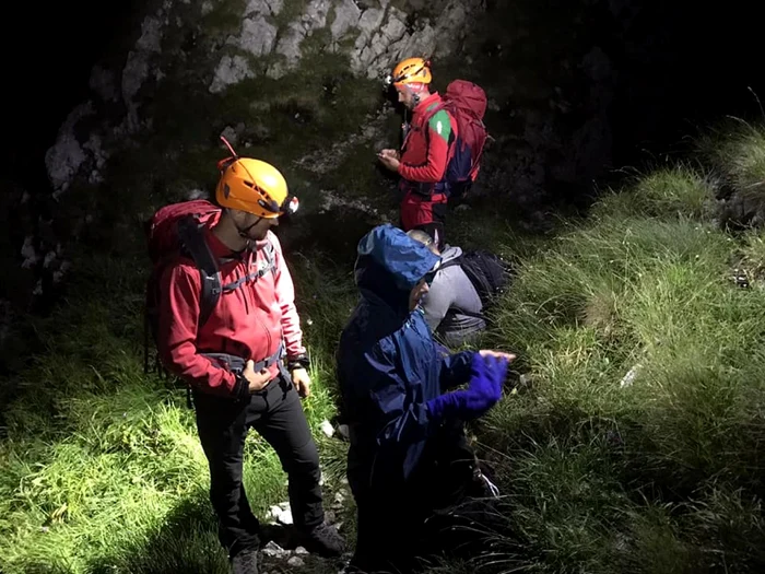 Turişti recuperaţi sîmbătă seara din Munţii Făgăraş. Foto: Salvamont Argeş