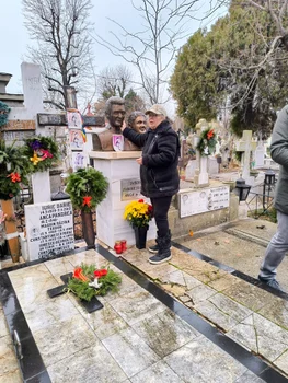 Anca Pandrea, la mormântul lui Iurie Darie. Sursă: Click!