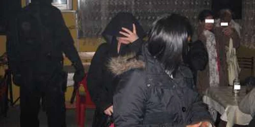 Cele două tinere spun că s-au temut pentru viaţa lor