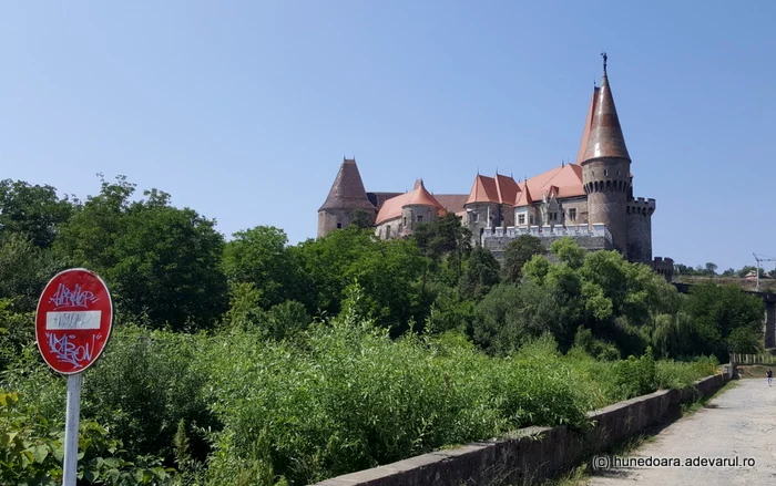 Castelul Corvinilor şi zona pe unde a fugit hoţul. FOTO: Daniel Guţă. ADEVĂRUL.