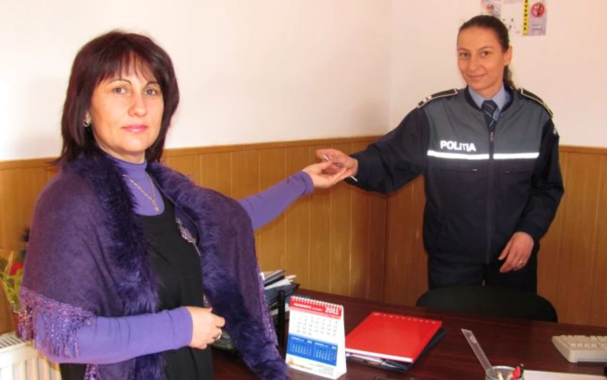 Agentul şef Nicoleta Creţu primeşte cheile de la administratorul asociaţiei, Elena Ionescu