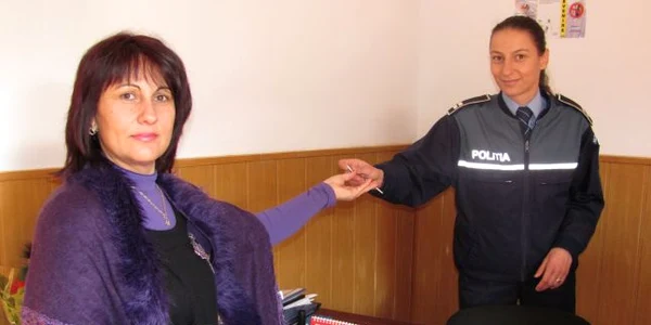 Agentul şef Nicoleta Creţu primeşte cheile de la administratorul asociaţiei, Elena Ionescu