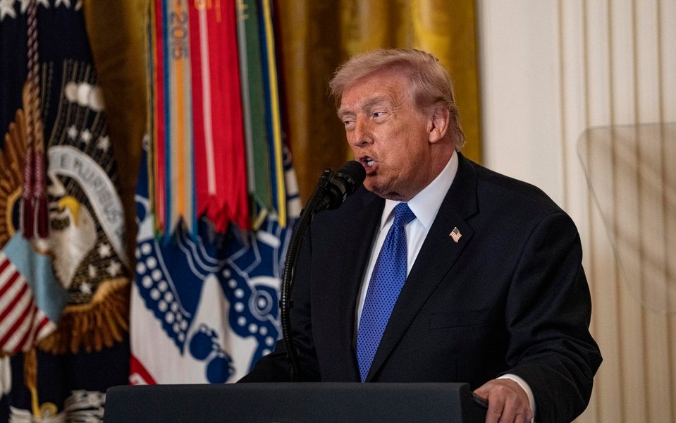 Donald Trump amenință că va trimite agenții ICE să efectueze controalele de securitate în aeroporturi