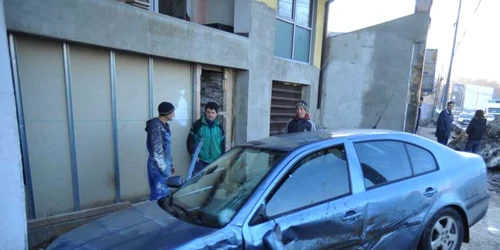 Maşinile distruse sunt doar o consecinţă a neatenţiei în trafic.