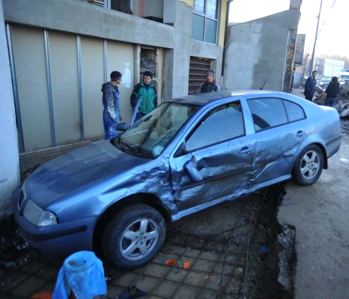 Maşinile distruse sunt doar o consecinţă a neatenţiei în trafic. 