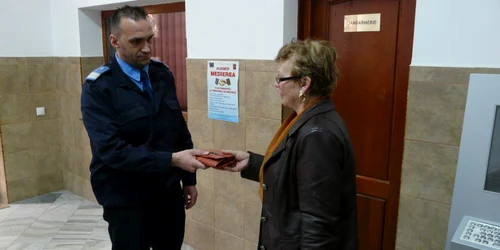 jandarmul restituie portofelul pierdut