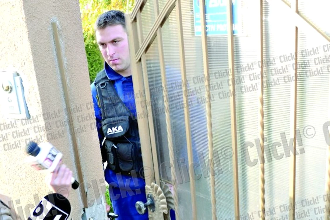 Un bodyguard, care  păzea casa Mădălinei,  îl anunţă pe tatăl acesteia  că nu e nimeni acasă