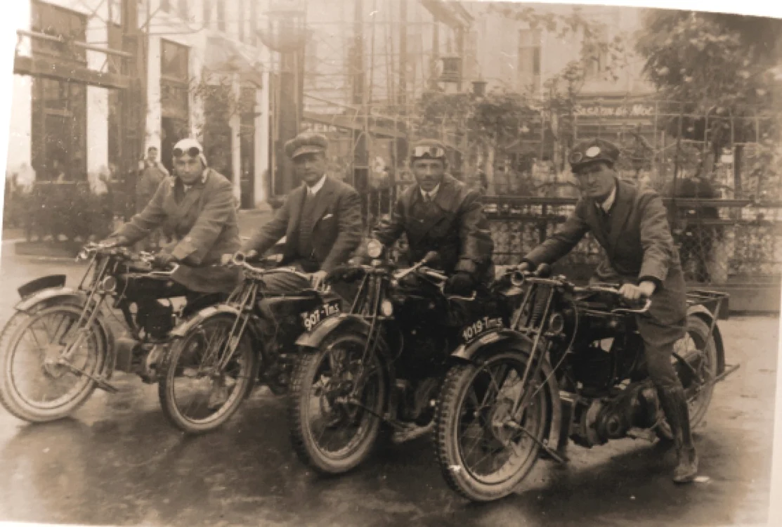 Cele patru motociclete care au luat startul la concursul din 1927 FOTO Colecţia Vlad Capotescu