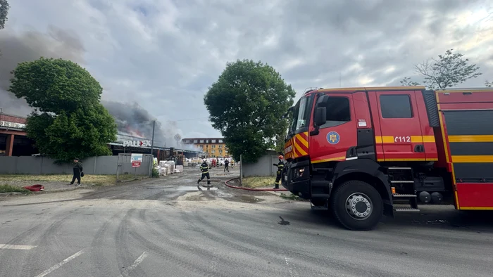 VIDEO Incendiu violent la un depozit din Sectorul 6 al Capitalei. A fost emis mesaj Ro-Alert
