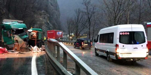 Accident pe Valea Oltului - DN 7 în Vâlcea - coliziune la Cârligul Mic între două TIR-uri înmatriculate în Turcia şi Bulgaria Foto Adevărul