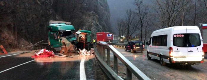 Accident pe Valea Oltului - DN 7 în Vâlcea - coliziune la Cârligul Mic între două TIR-uri înmatriculate în Turcia şi Bulgaria Foto Adevărul