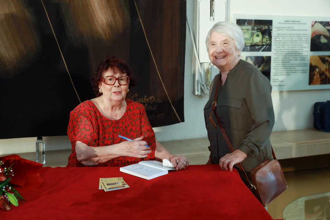 Adela Mărculescu s-a revăzut la lansare și cu partenera de scenă Alexandrina Halic / foto: Florin Ghioca, TNB