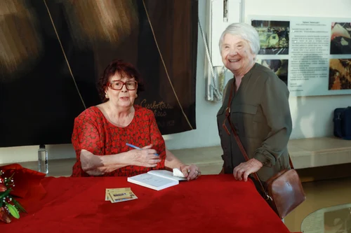 Adela Mărculescu s-a revăzut la lansare și cu partenera de scenă Alexandrina Halic / foto: Florin Ghioca, TNB