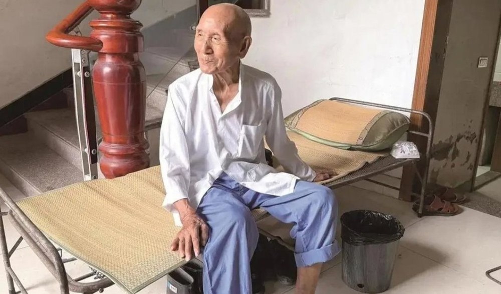 Un străbunic chinez în vârstă de 101 ani sfidează îmbătrânirea cu o dietă „nesănătoasă”. Ce mănâncă și bea zilnic