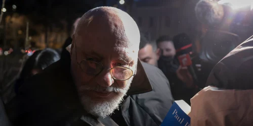 Cristian Andrei este escortat de polițiști la Serviciul de Investigații Criminale. FOTO Inquam Photos / George Călin