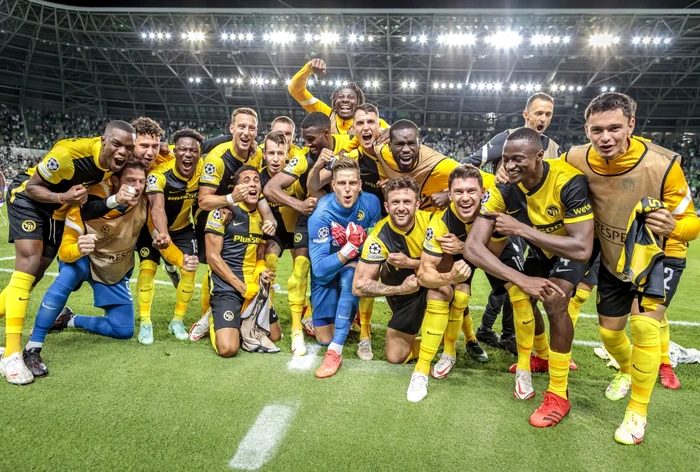 Fotbaliștii lui Young Boys Berna sărbătoresc calificarea în faza grupelor Ligii Campionilor la fotbalFoto: EPA-EFE