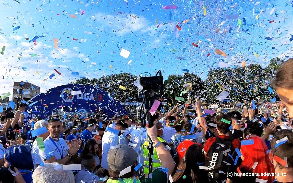 Peste 10.000 de oameni au sărbătorit pe stadion promovarea echipei de fotbal Corvinul Hunedoara VIDEO