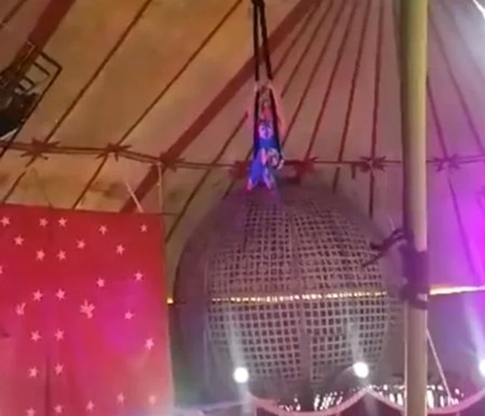 
    Acrobata de la circ a urlat de durere la impactul cu solul, spectatorii fiind îngroziţifoto: captură video   