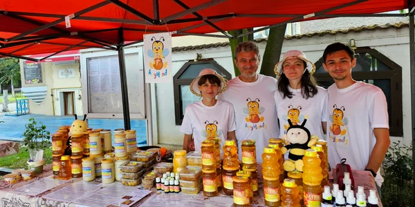 familia mandica (Cosmin, Florina, fiul cuplului și prietena fiului)   foto arhiva personala cosmin mandica jpeg