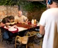 Charlie Ottley a vizitat bucătăria unui restaurant local din Târgoviște. FOTO Facebook