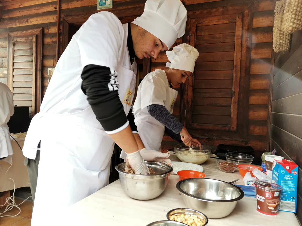 Concurenți în competiția „Extemporal la gastronomie” de la Slatina FOTO: A.M. 