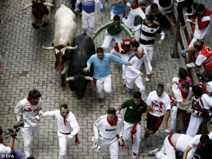 În fiecare an, milioane de oameni din întreaga lume vin în Pamplona pentru cele opt zile în care se organizează curse cu tauri. FOTO: Reuters