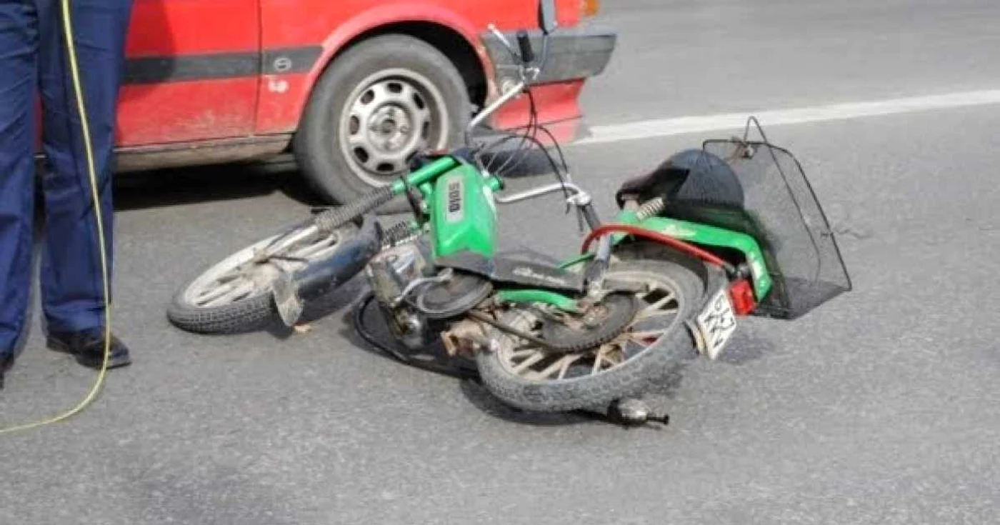 Conducătorul mopedului a fost grav rănit