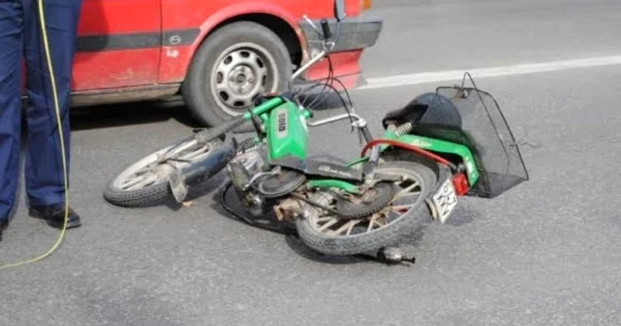 Conducătorul mopedului a fost grav rănit