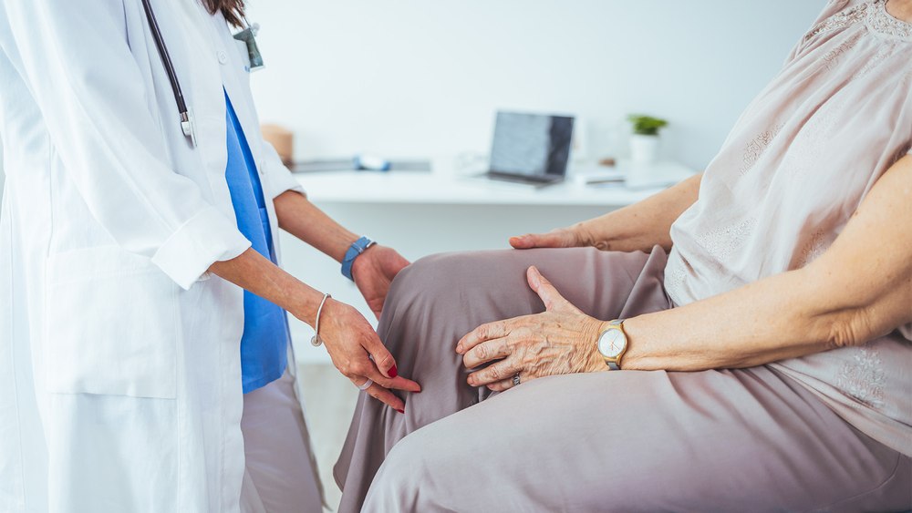 Osteoporoza, „boala tăcută” ce afectează 22% dintre femeile peste 50 de ani. Dr. Anca Drăgutescu, MedLife: un diagnostic pus precoce crește eficiența tratamentului, iar pacienții pot preveni fracturile dureroase, ce pot lăsa sechele pe viață”