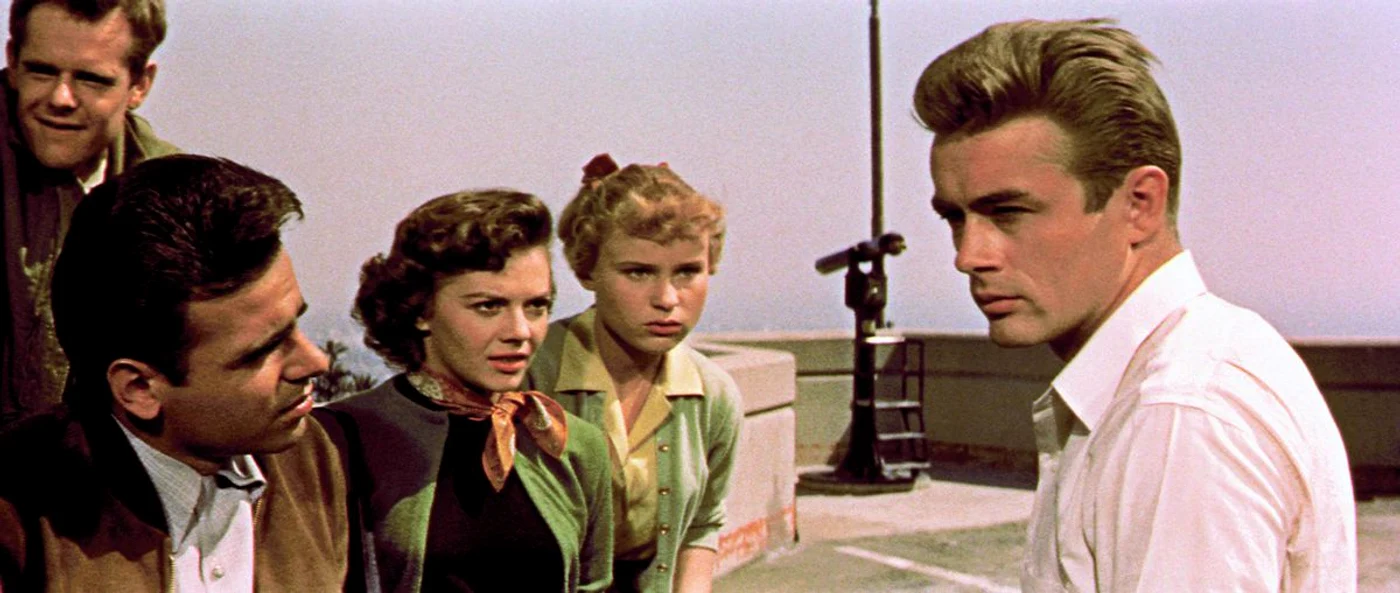 
    Natalie Wood şi James Dean  