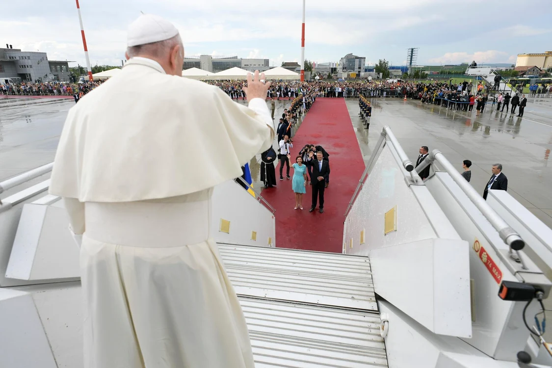 Papa Francisc a fost foarte apropiat de așa-zișii „marginali” ai societății. FOTO: Mediafax 
