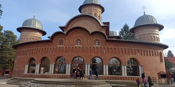noua catedrala arhiepiscopala si regala curtea de arges 01 foto Denis Grigorescu jpg