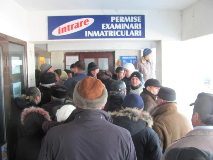 Îmbulzeala de la ghişee este nejustificată, cred angajaţii de la Serviciul de Permise Auto: Foto Adevărul