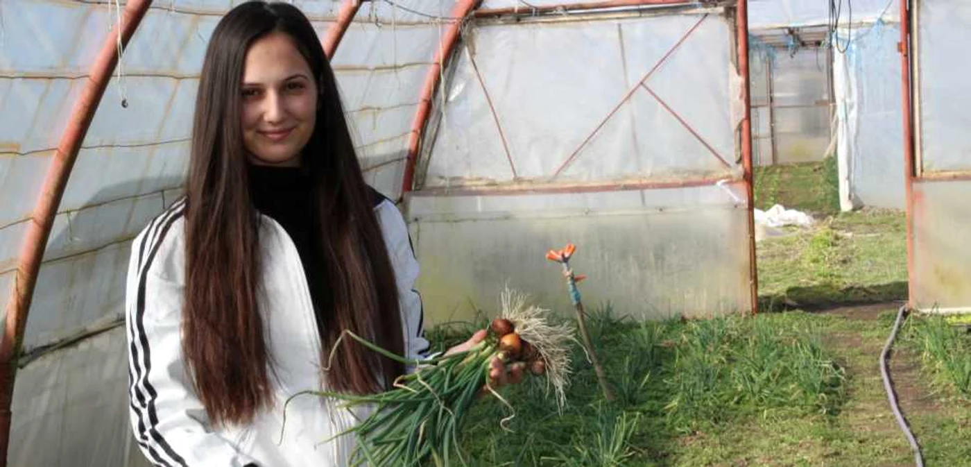 Adelina Cîrţînă transportă legume bio la domiciliul clienţilor  /  FOTO Alin Ion
