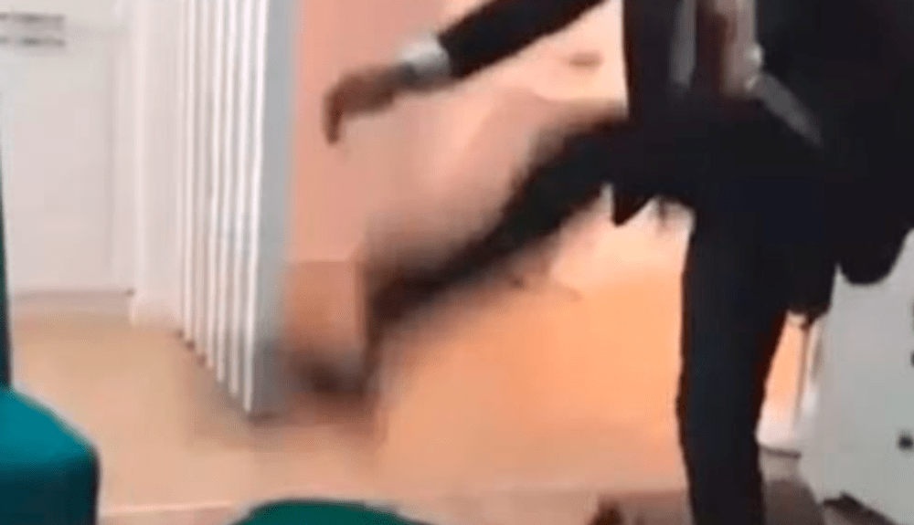 Interlop filmat când lovește brutal o femeie. Poliția Capitalei s-a autosesizat