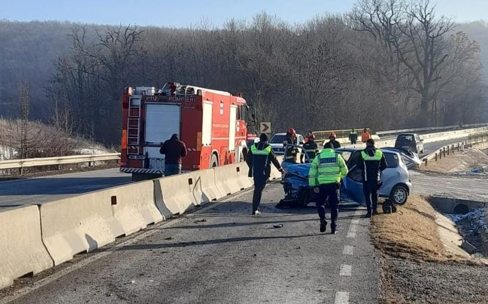 Accident rutier grav pe DN 65, în Olt. Un șofer de 25 ani a fost găsit inconștient, blocat în autoturism UPDATE
