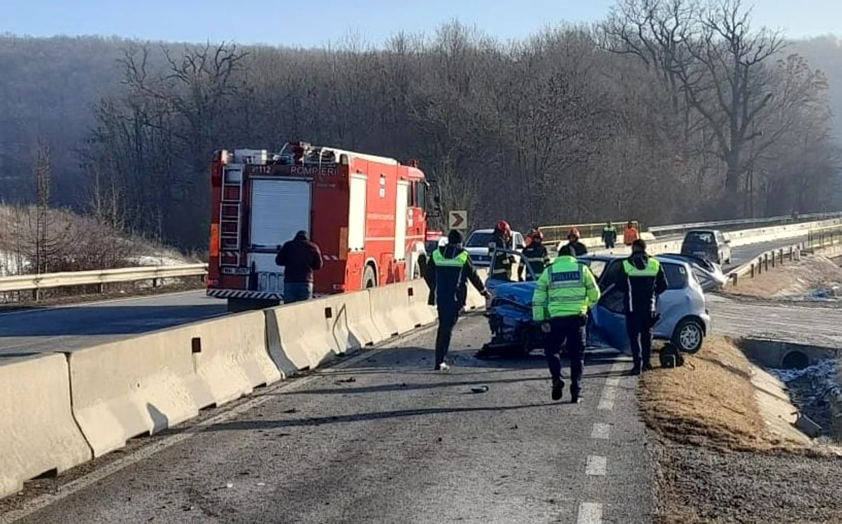 Un șofer în vârstă de 25 ani a lovit cu mașina un cap de pod FOTO: martor