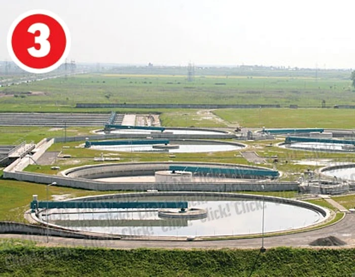 Prima separare a apei de nămol se face în opt decantoare speciale