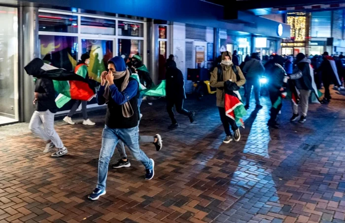 Grupuri organizate de antisemişti i-au hăituit pe suporteri prin oraş. Foto EPA